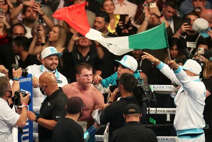 Saúl 'Canelo' Álvarez celebra en su esquina el triunfo sobre Billy Joe Saunders en el AT&T...