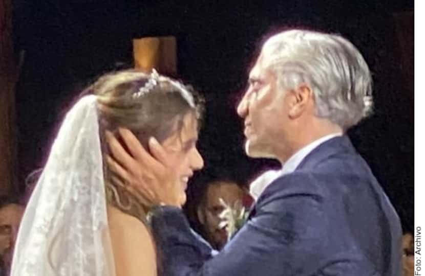 Alejandro Fernández junto a su hija Camila, el día de su boda en agosto de 2020.