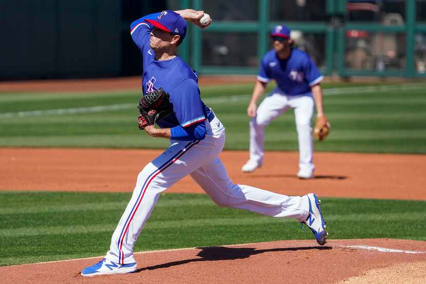 El pitcher de los Rangers de Texas, Kyle Gibson, lanza en contra de los Giants de San...