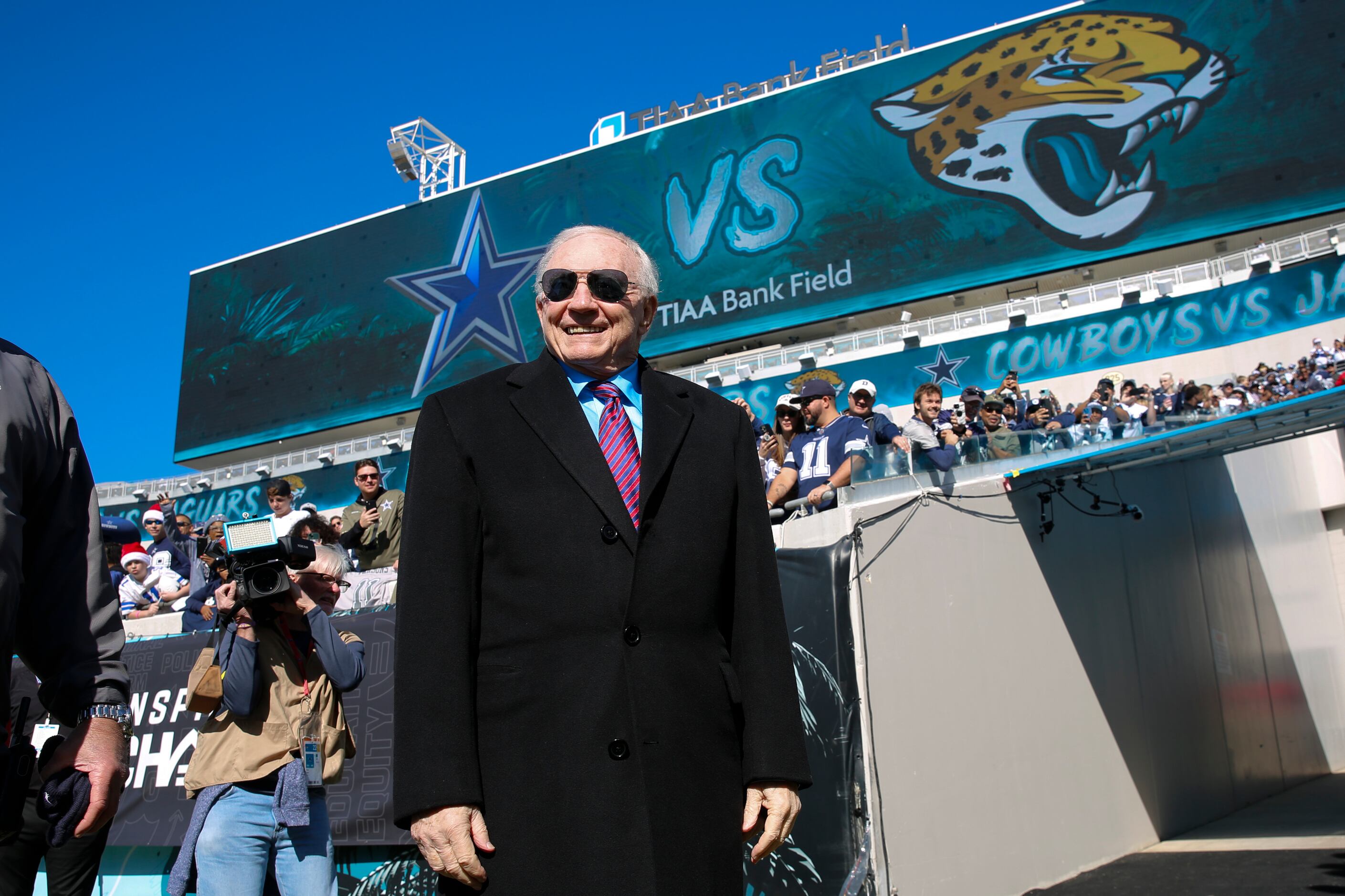 Lawrence waits for Jaguars teammates to leave the field, congratulates them  after playoff loss