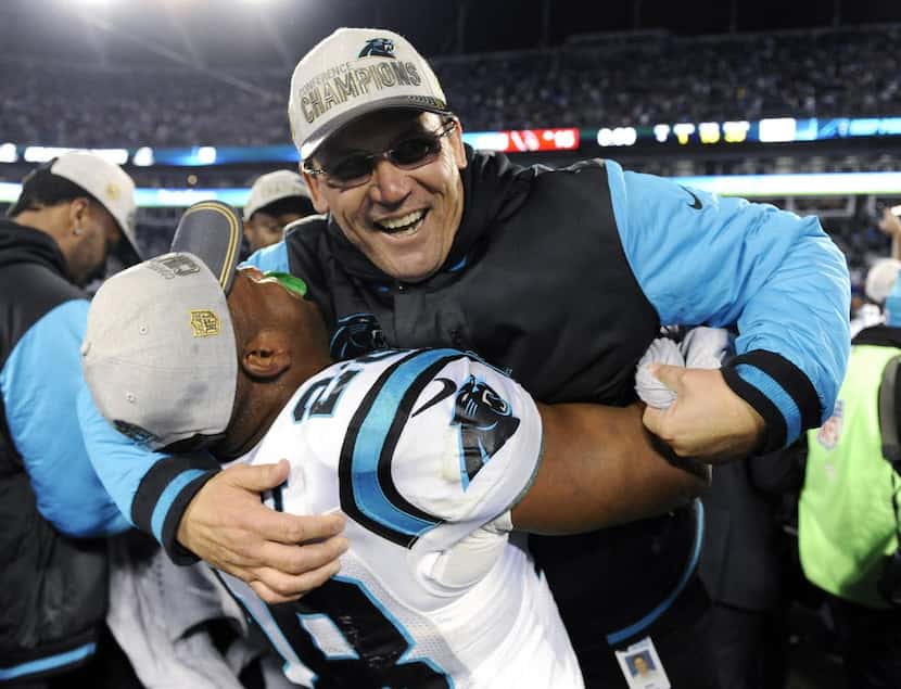 El entrenador de los Panthers Ron Rivera celebra con Jonathan Stewart tras conseguir el...