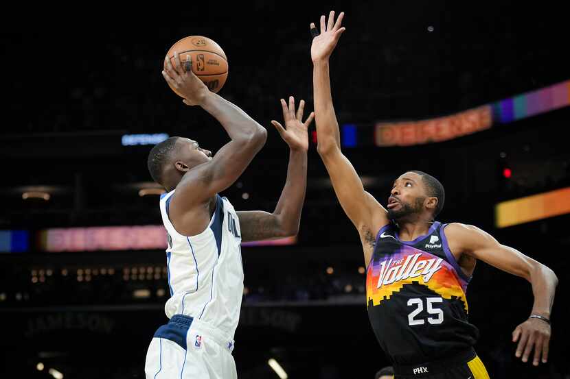 Dallas Mavericks forward Dorian Finney-Smith (10) shoots as Phoenix Suns forward Mikal...