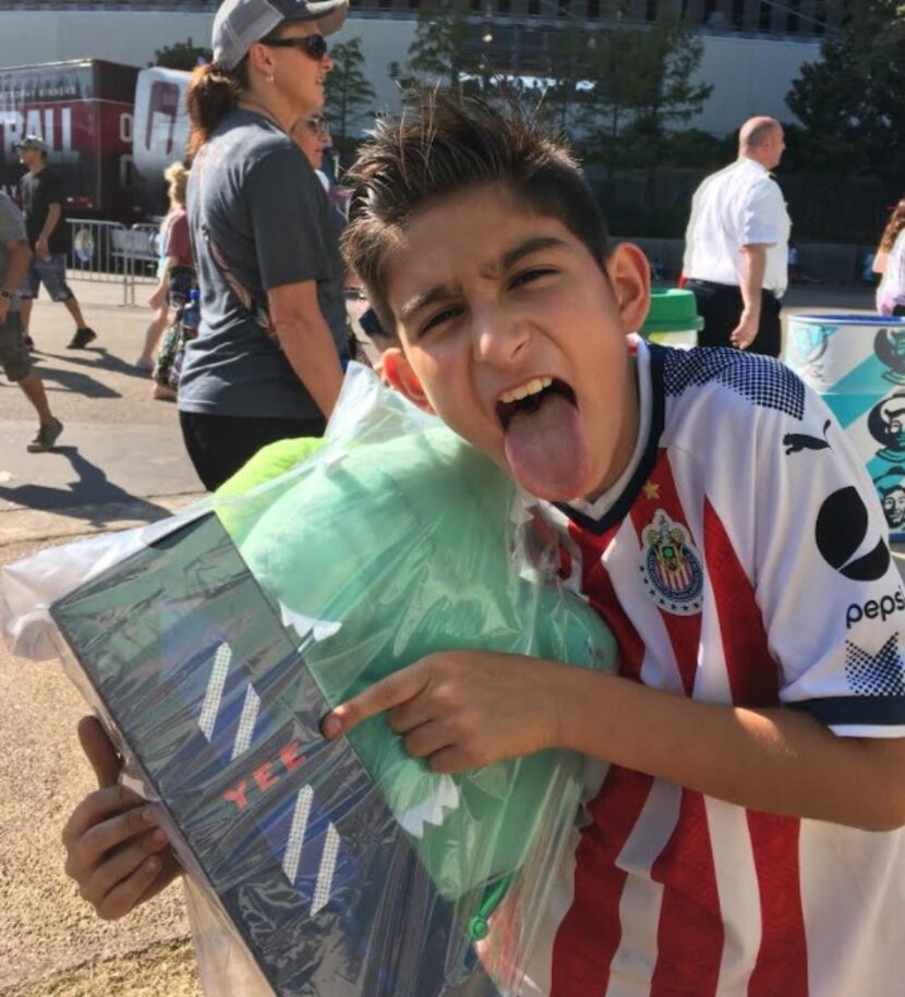 James González con una camiseta de las Chivas. CORTESÍA SHELBY MORENO