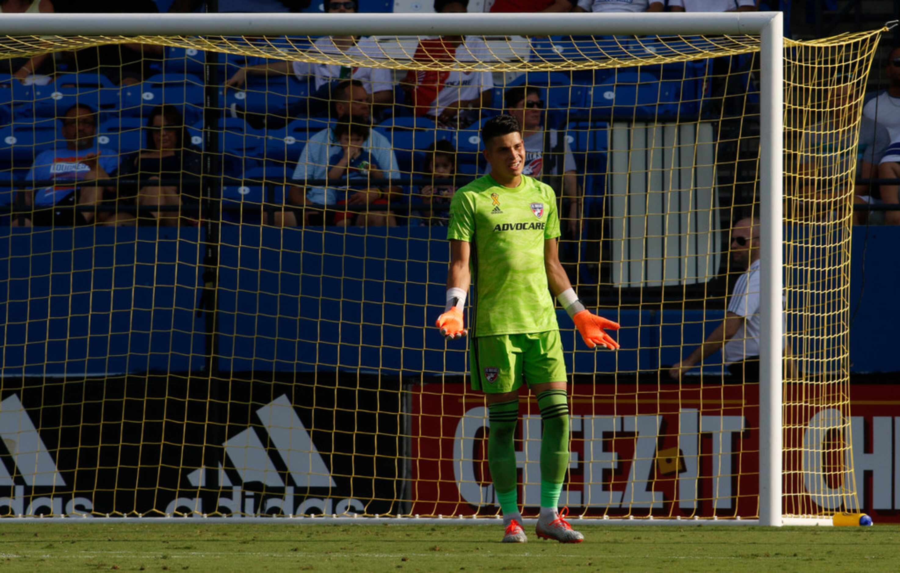 FC Dallas goal keeper Jesse Gonzalez (1) reacts to the team bench area after making a diving...