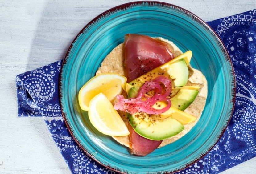 La tostada de atún es perfecta para abrir el apetito.