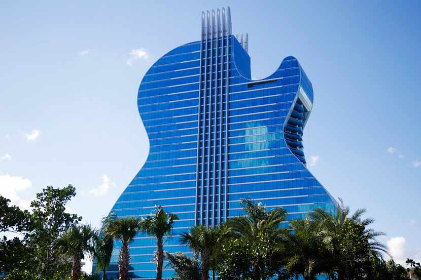 Foto del hotel en forma de guitarra y con paredes de vidrio.