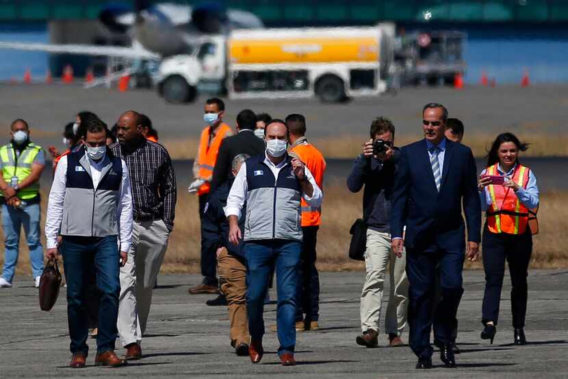 Ministro de Relaciones Exteriores de Guatemala, Pedro Brolo, (centro), baja de un avión que...