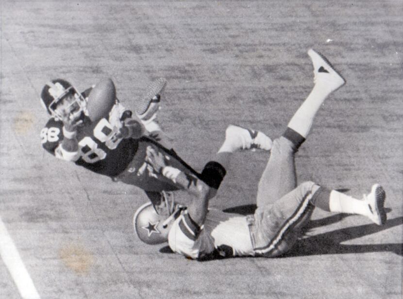  January 18, 1976 - Pittsburgh Steelers wide receiver Lynn Swann dives to complete a pass...