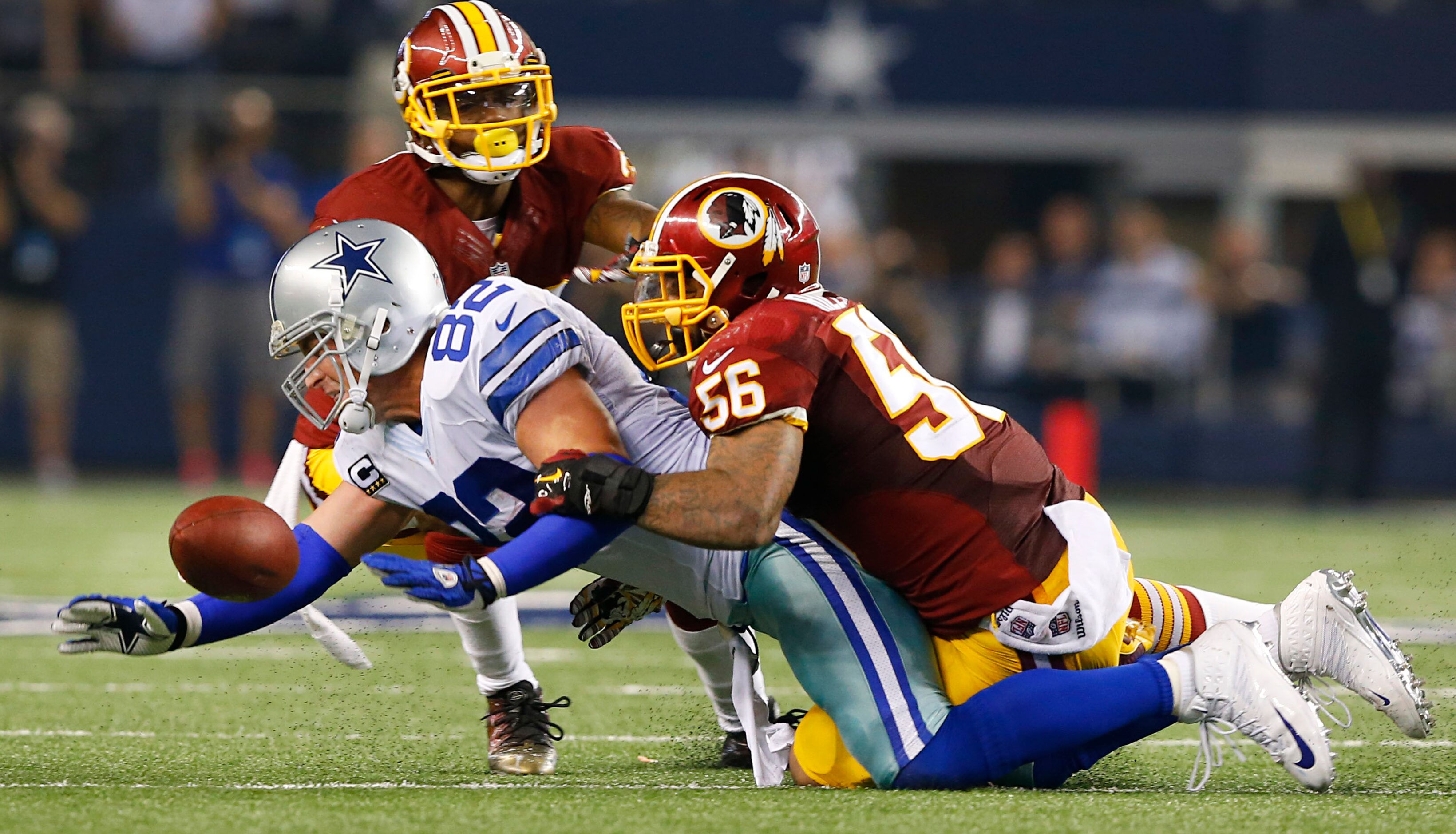 Washington Redskins inside linebacker Perry Riley (56) keeps Dallas Cowboys tight end Jason...