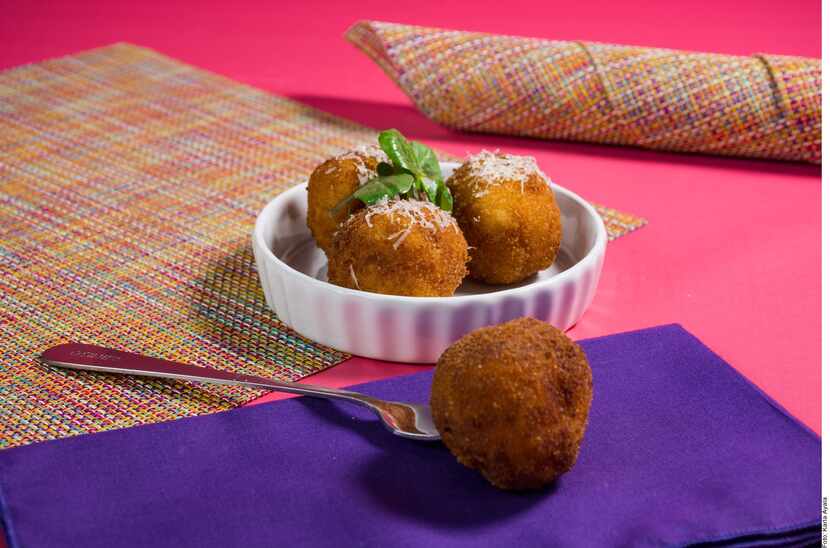 Para hacer croquetas de macarrones tú tienes que cocer la pasta en agua con sal y reservar....