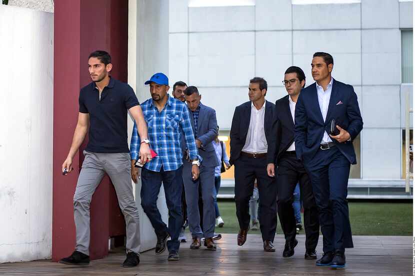 Jugadores mexicanos salen de la reunión con directivos de la Liga MX. Foto AGENCIA REFORMA
