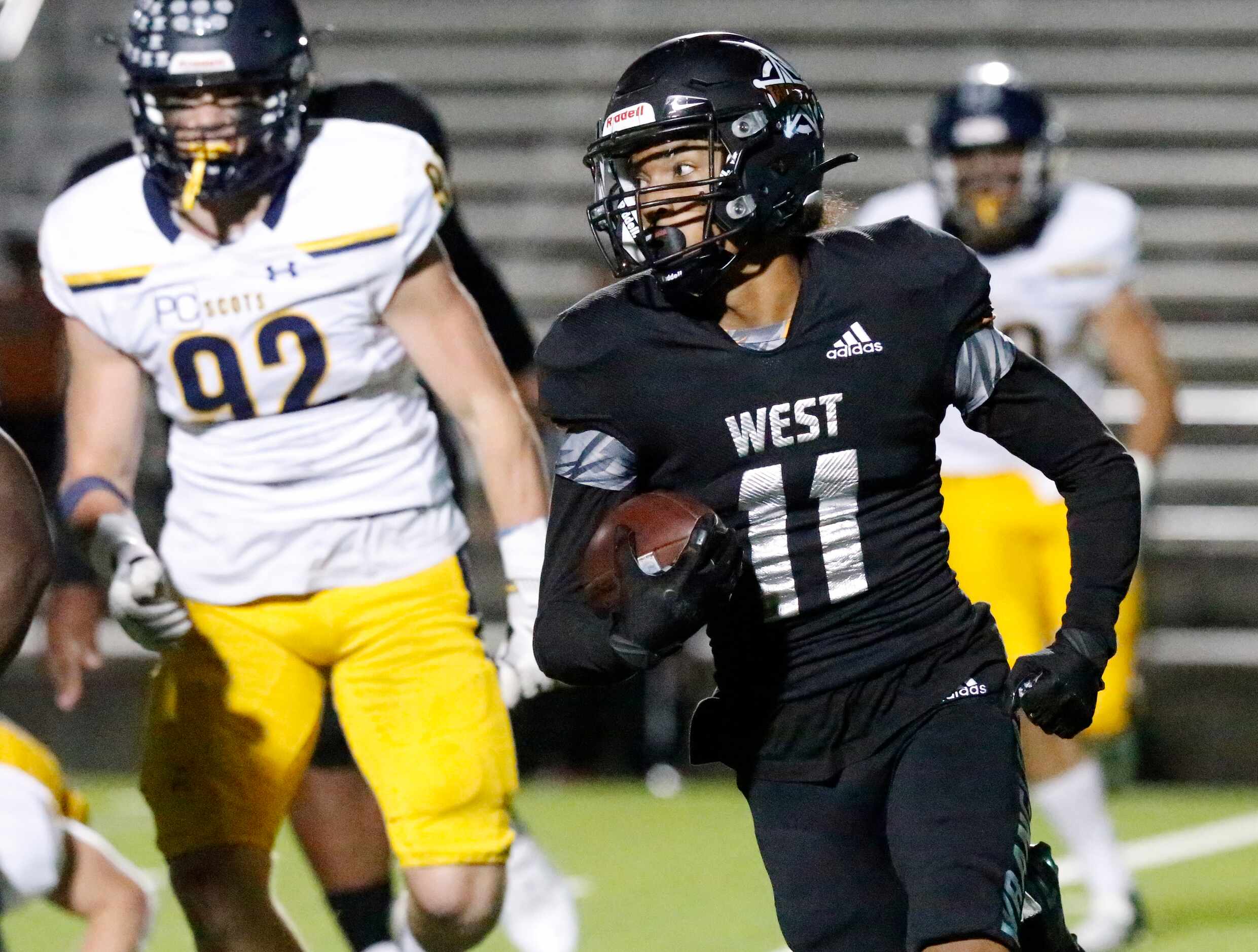 West Mesquite High School wide receiver Gabriel Corona (11) carries the ball on a reverse...