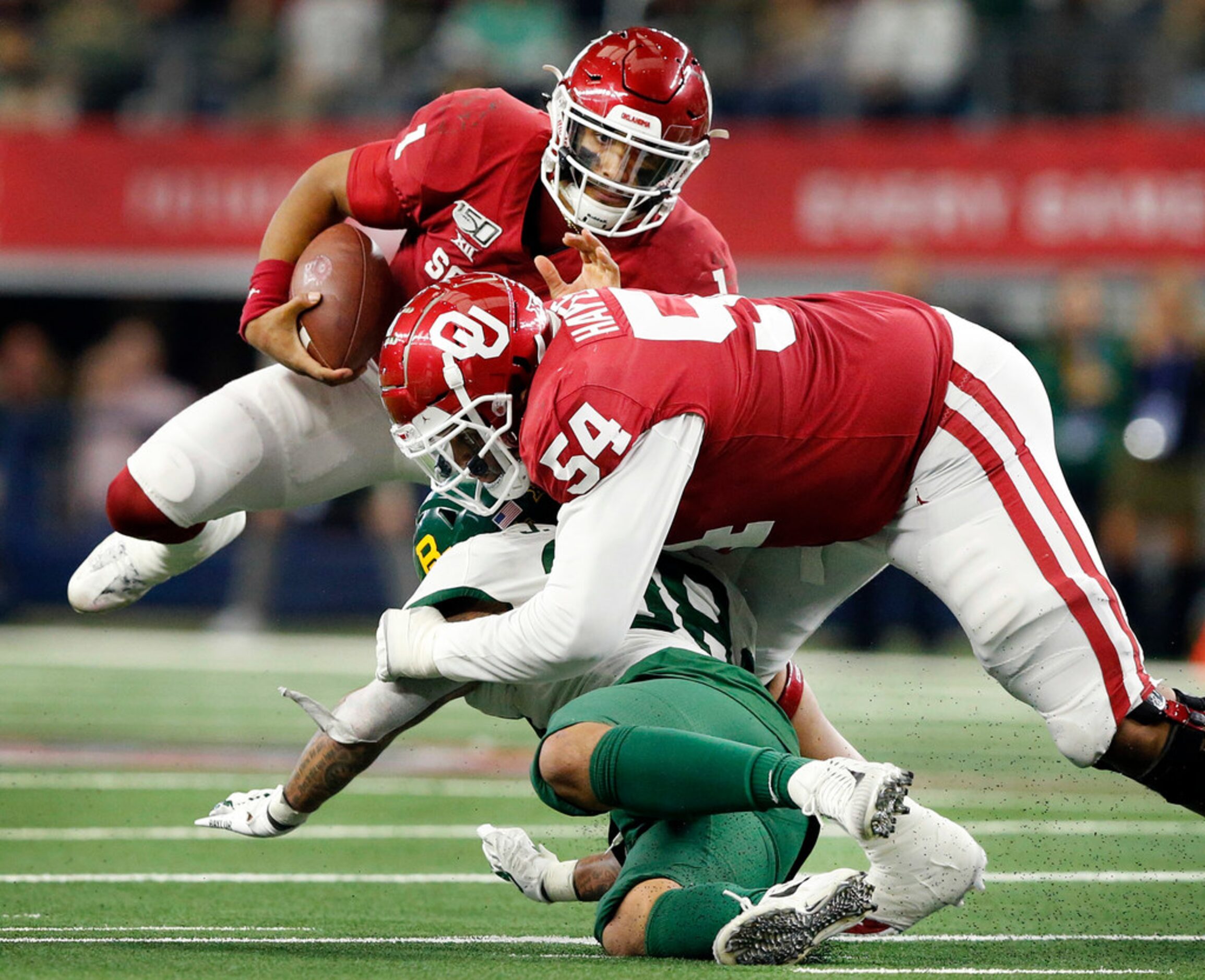 Oklahoma Sooners quarterback Jalen Hurts (1) avoids the tackle by Baylor Bears linebacker...