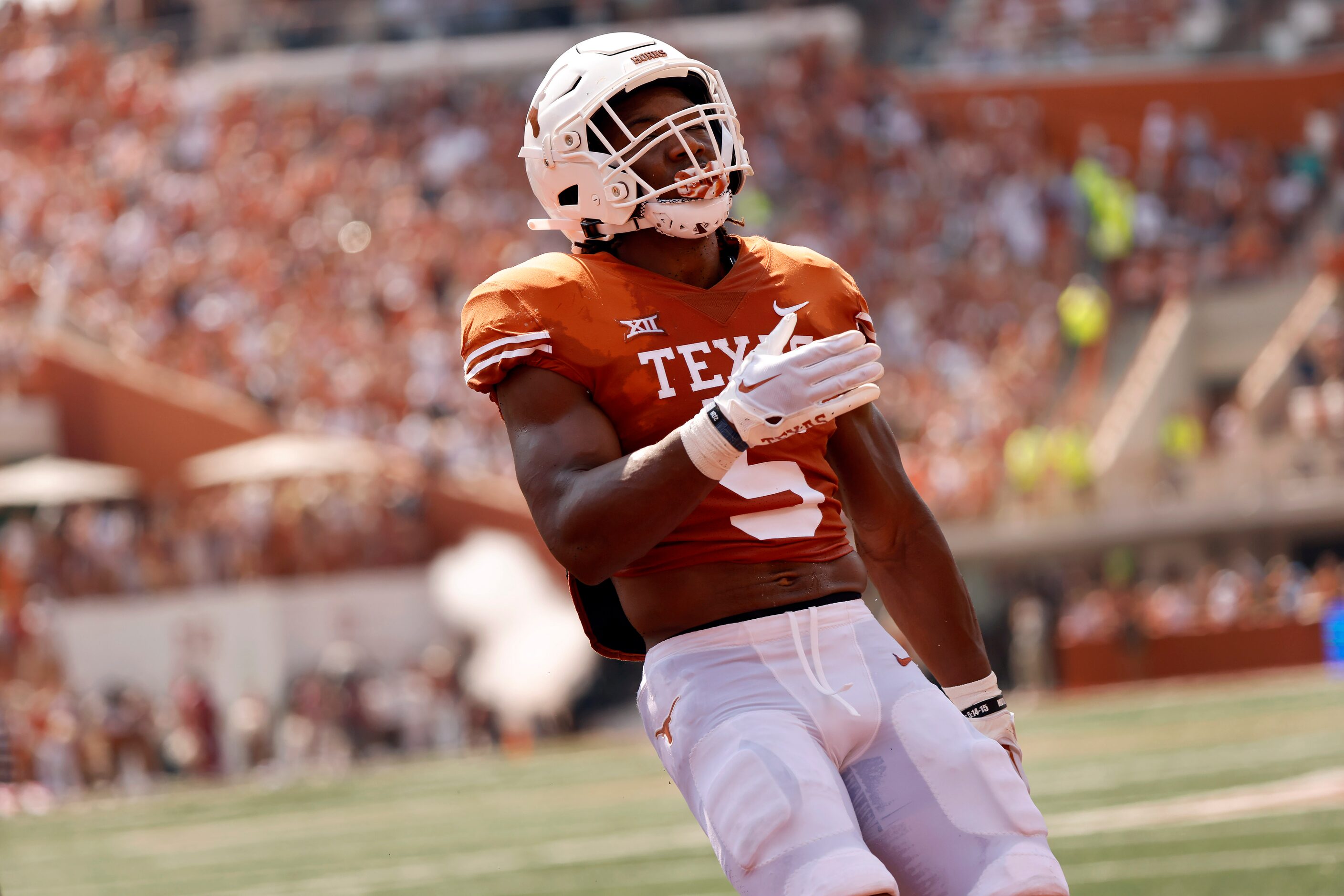 Texas Longhorns running back Bijan Robinson (5) runs in a short touchdown against the...