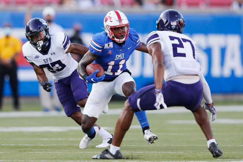 Southern Methodist Mustangs wide receiver Rashee Rice (11) attempts to evade Stephen F....