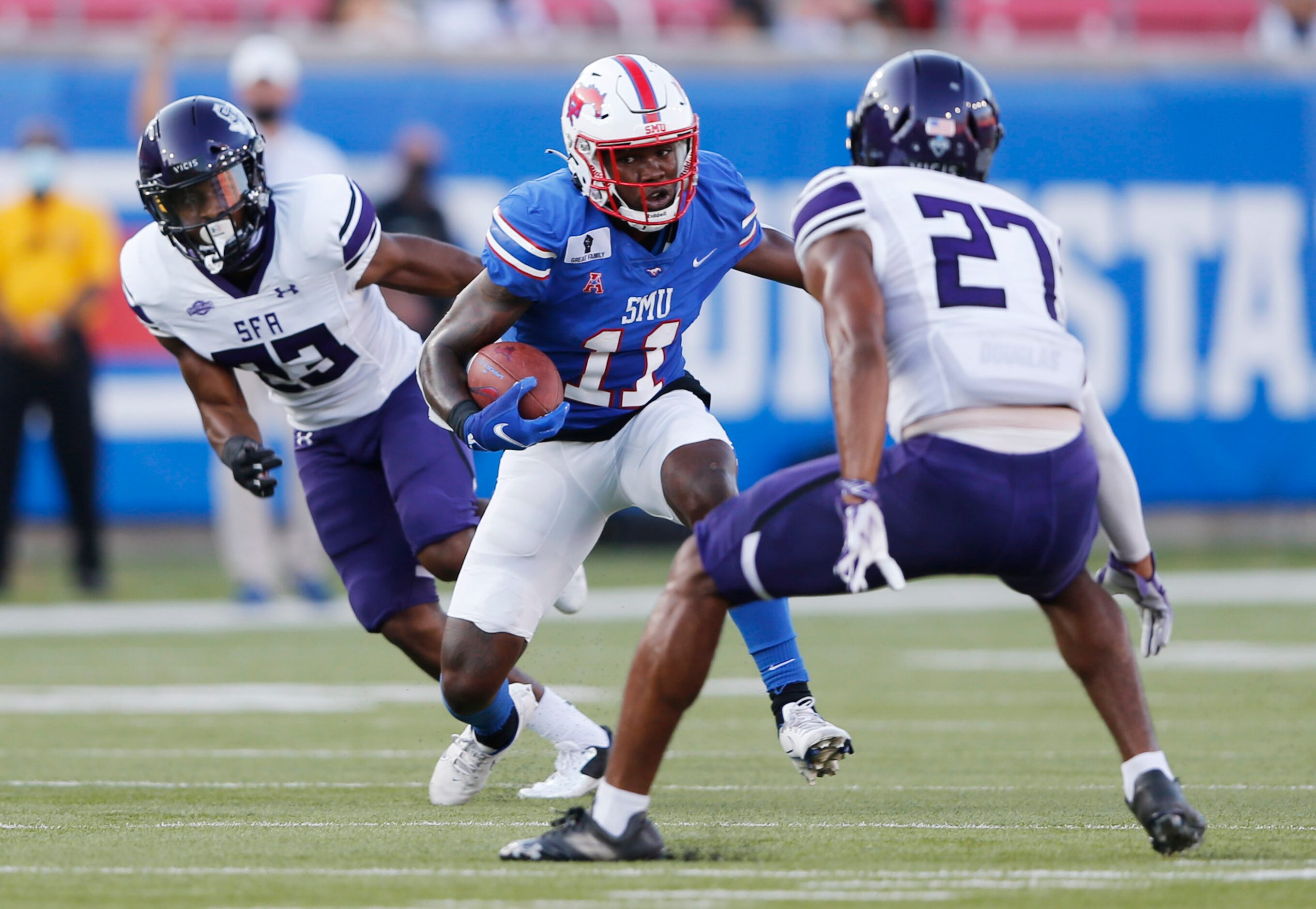 Southern Methodist Mustangs wide receiver Rashee Rice (11) attempts to evade Stephen F....