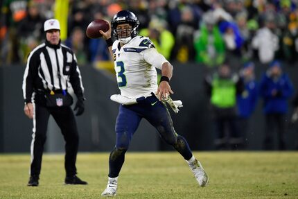 El veterano Russell Wilson se mantiene como uno de los mejores quarterbacks con los Seahawks...