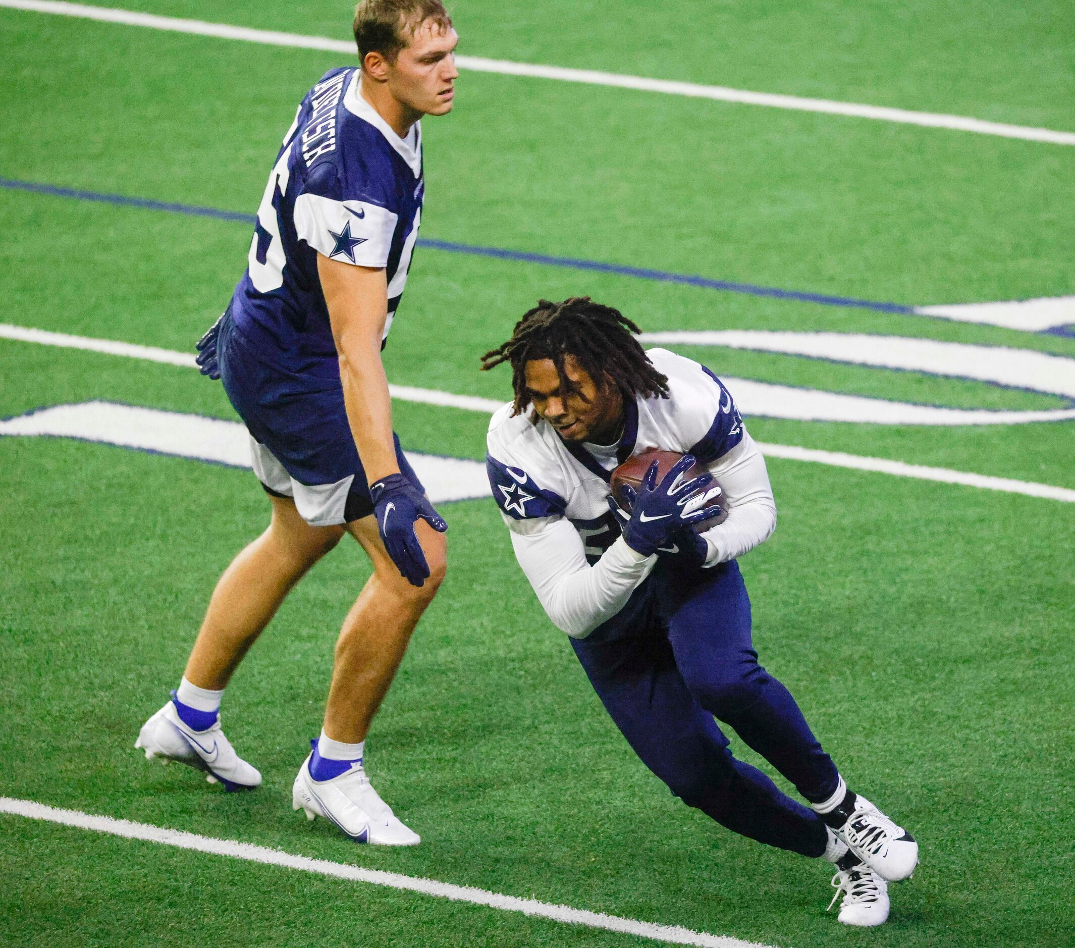 Dallas Cowboys running back Malik Davis (right) dodges linebacker Leighton Vander Esch...