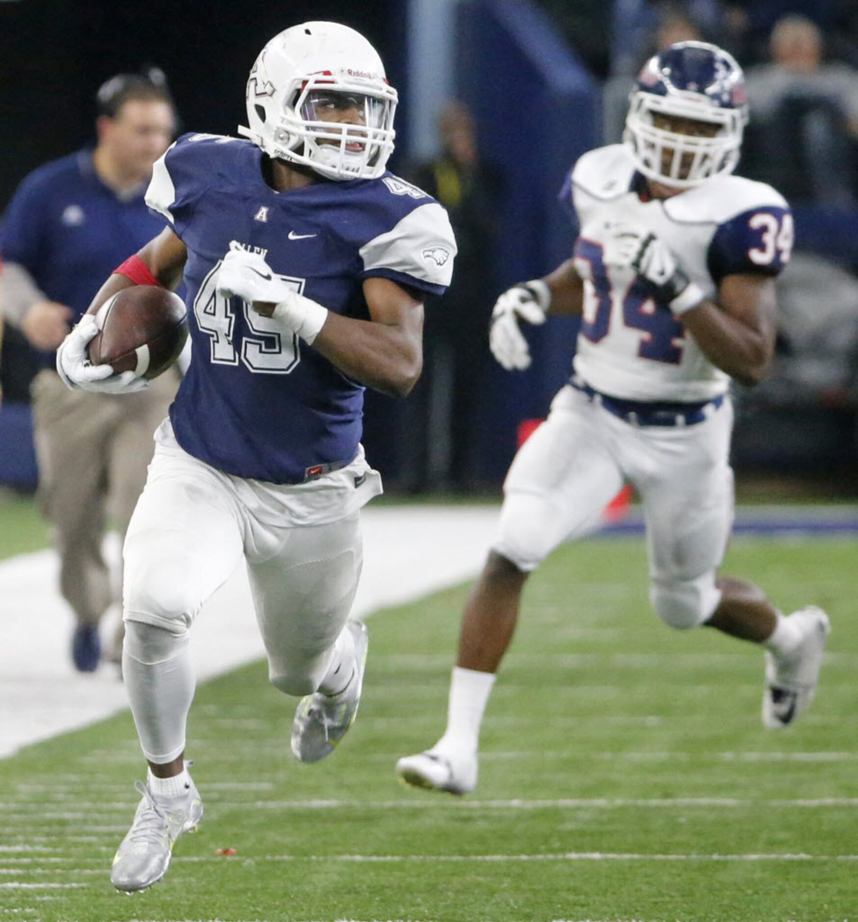 Allen running back Kirby Bennett (45) breaks off a long gainer in the third quarter during...