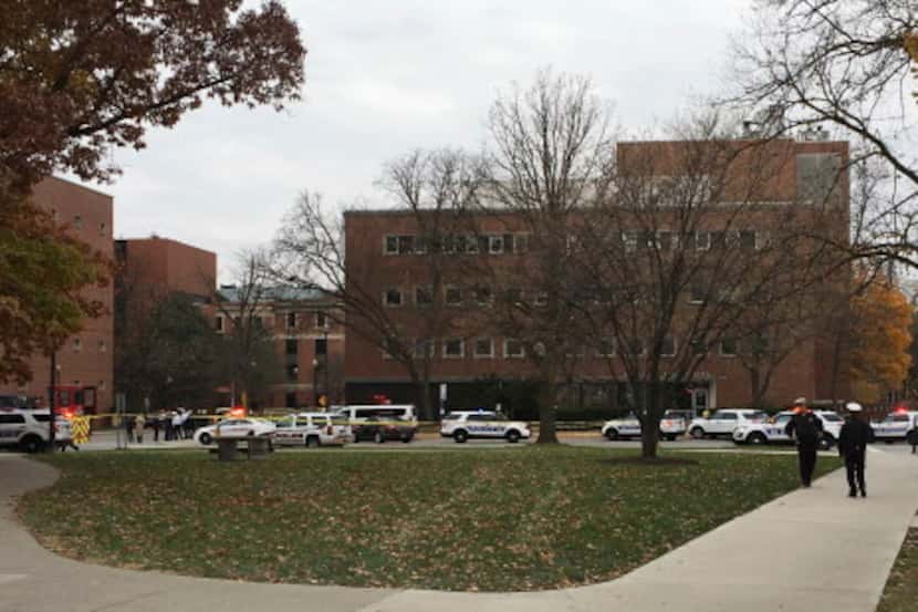 La policía respondió a un reporte de un tirador activo en Ohio State University el lunes. 

