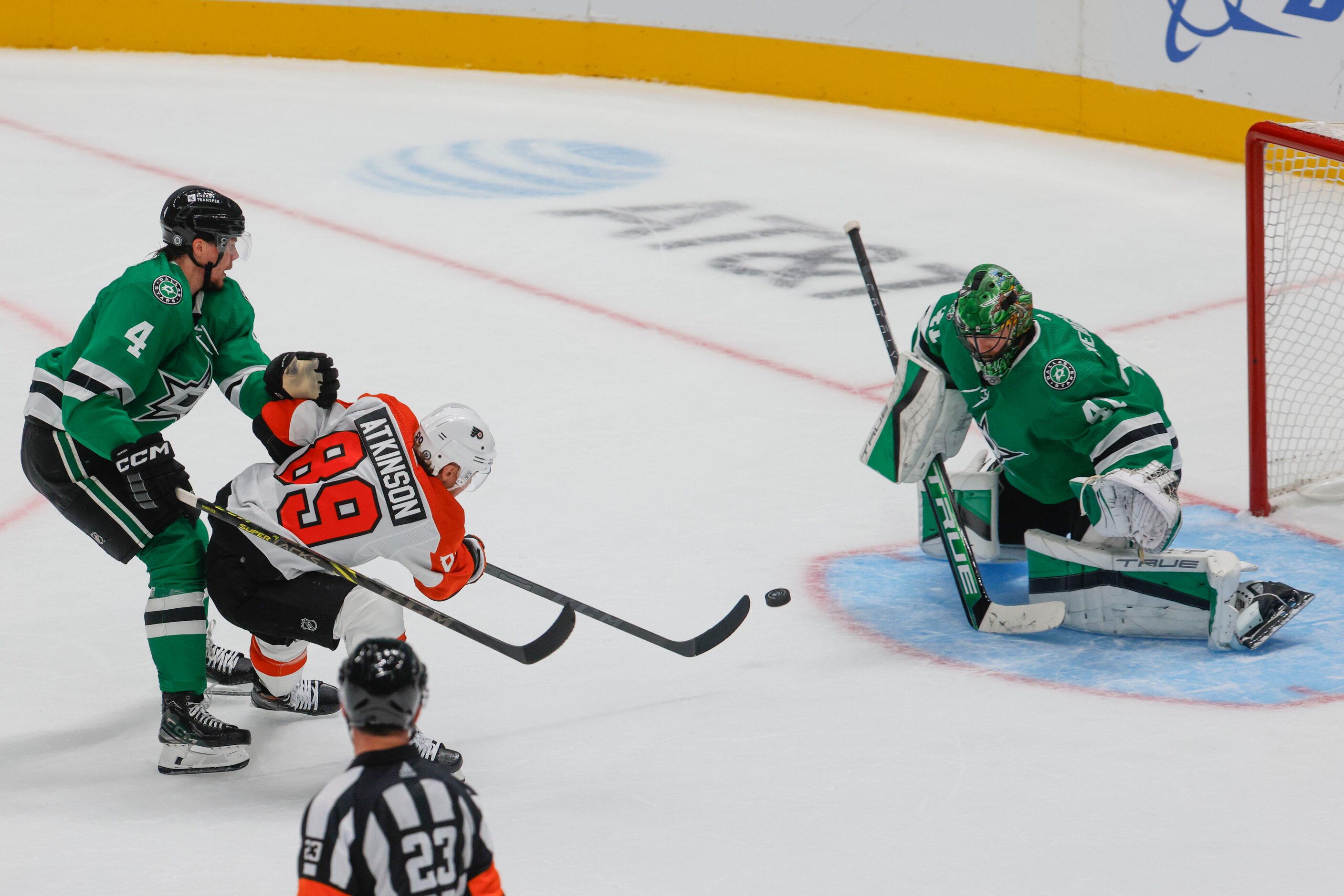 Philadelphia Flyers right wing Cam Atkinson (89) misses to score a goal against Dallas Stars...