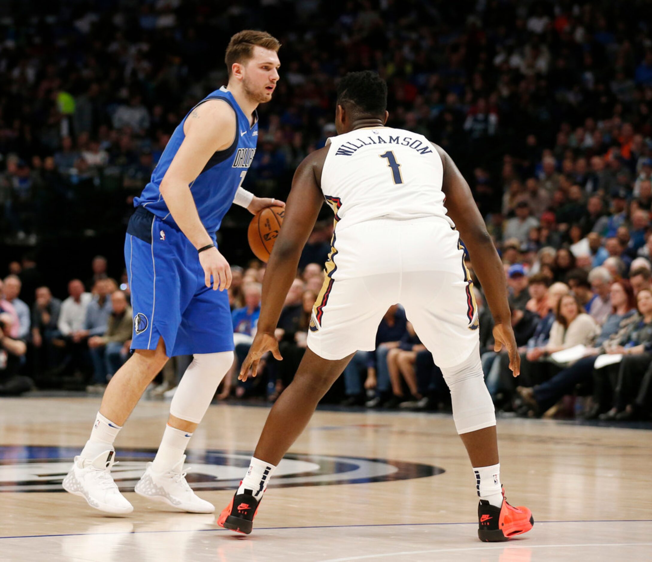 Dallas Mavericks guard Luka Doncic (77) dribbles in front of New Orleans Pelicans forward...