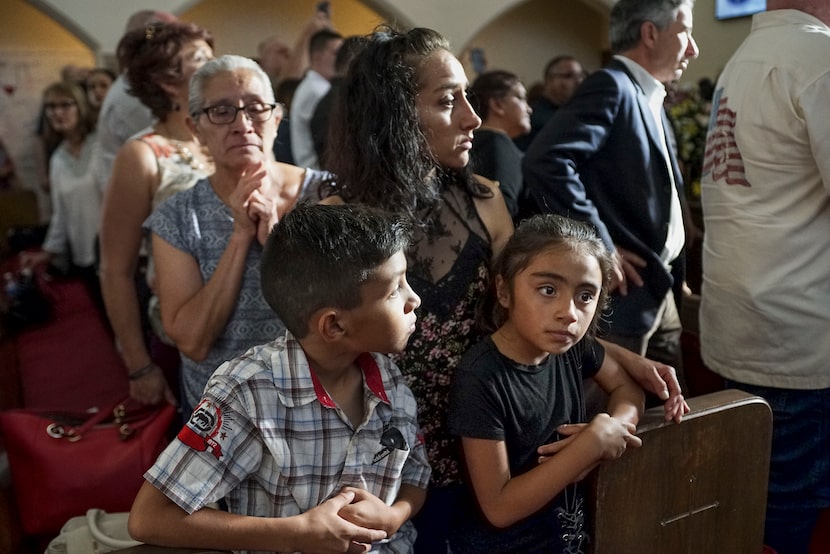 Cientos de personas acudieron a acompañar a Antonio Basco en el funeral de su esposa Margie...