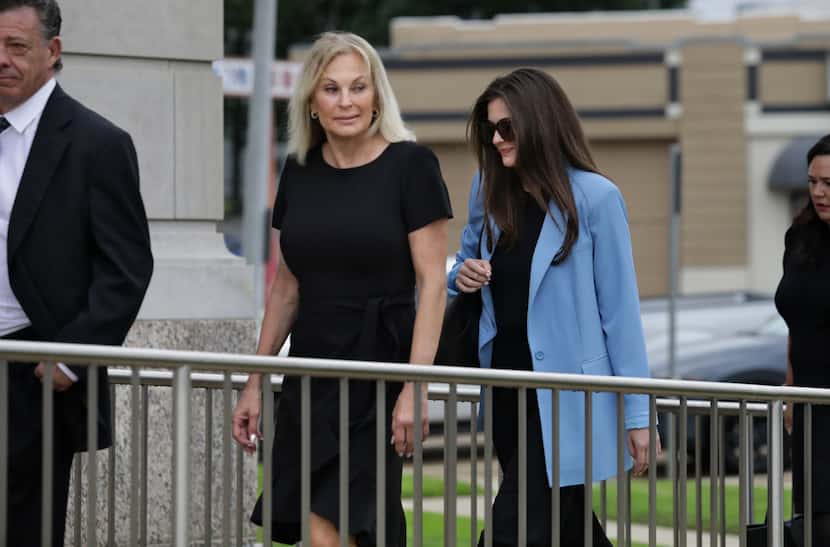 Cynthia Davis (center left) and her daughter Alexandra Davis walk into the federal...