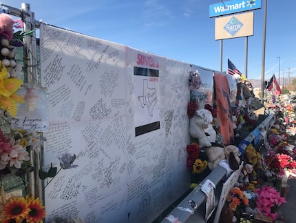 El sitio memorial junto a Walmart en memoria de las víctimas del tiroteo en El Paso, el 3 de...