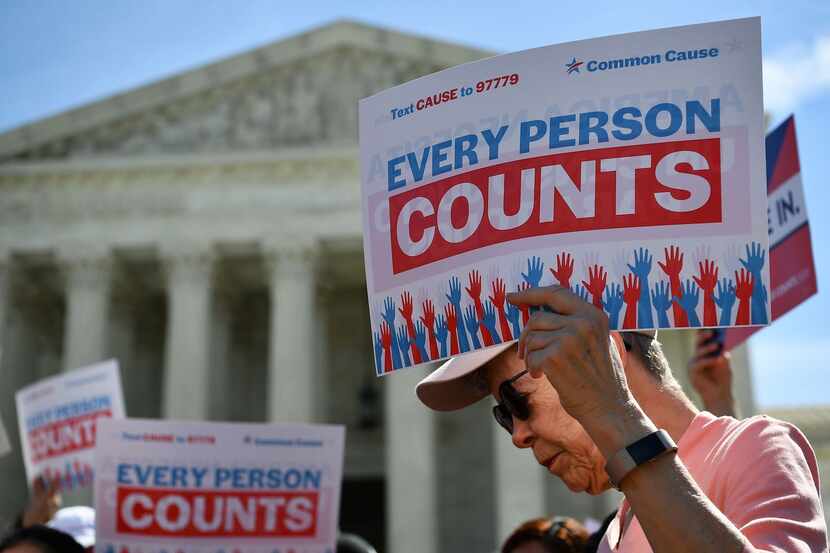Una protesta frente al edificio de la Corte Suprema de Washington D.C. en contra de incluir...