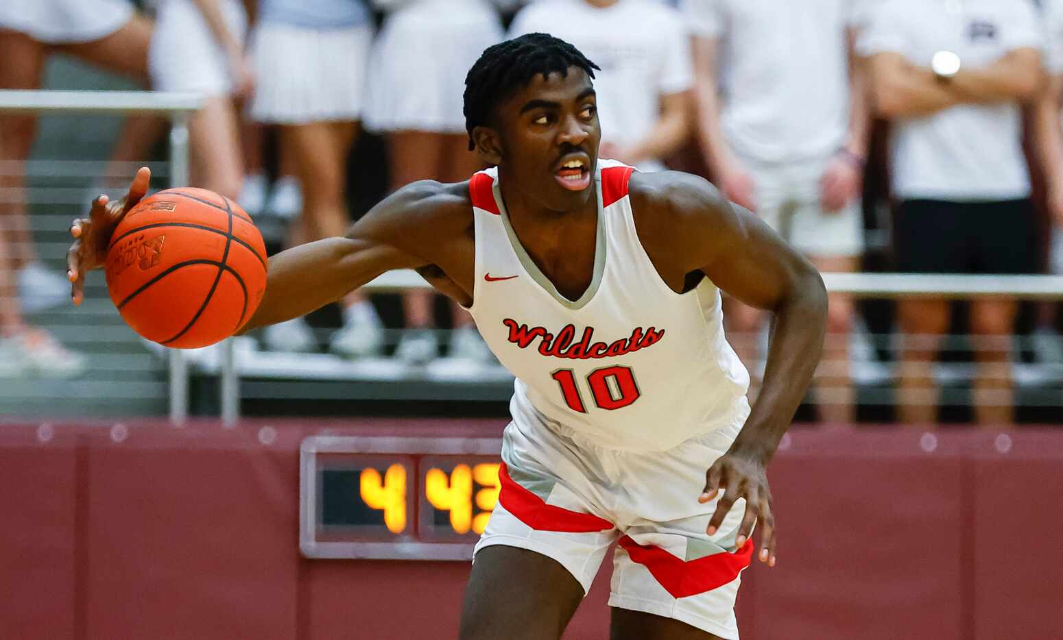 Lake Highlands senior forward Samson Aletan looks for room against the Arlington Bowie...