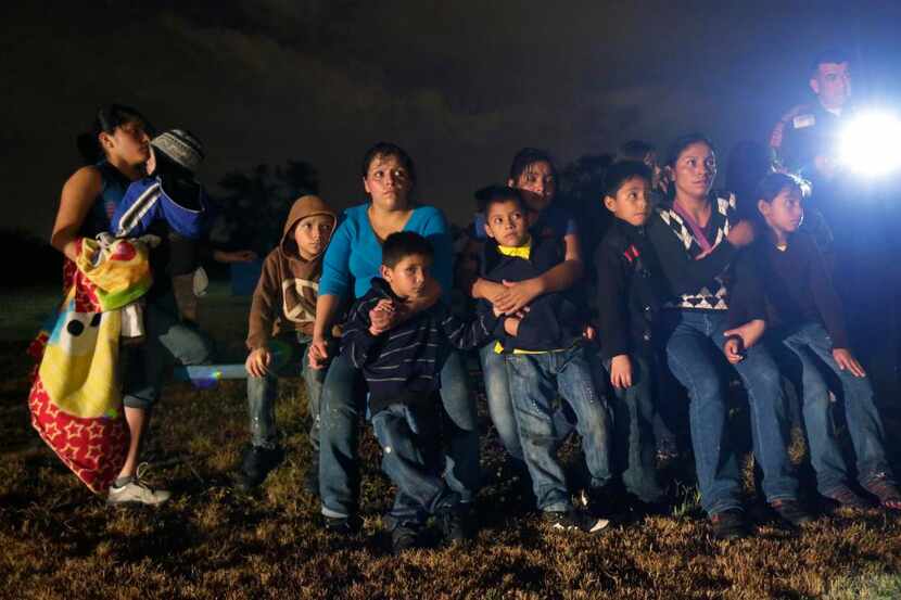 Un grupo de inmigrantes centroamericanos son detenidos en Granjeno, Texas. Muchos...