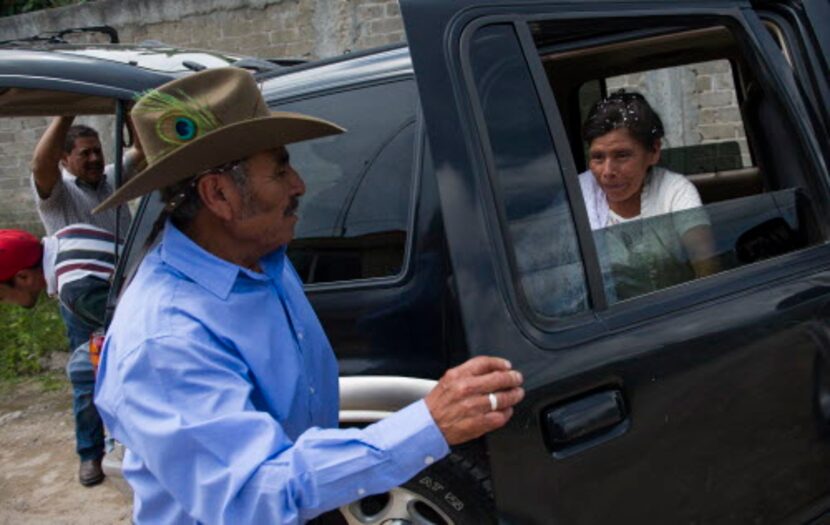 Pablo Ibarra, de 75 años, le abre la puerta a su esposa Francisca Santiago, al llegar a su...