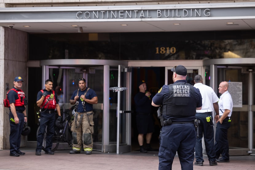 La policía de Dallas atendió un reporte de tiroteo que dejó tres heridos en el edificio...