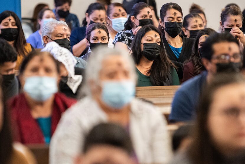 Decenas de católicos volvieron a llenar el templo de San Juan Diego en el Miércoles de Ceniza.