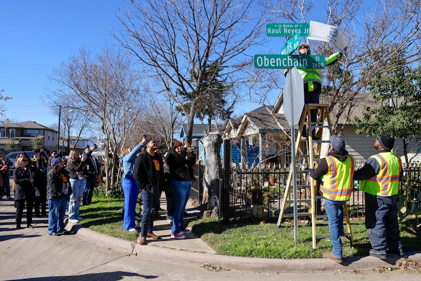 
El concejo municipal de Dallas aprobó por unanimidad honrar el legado de Raúl Reyes con una...