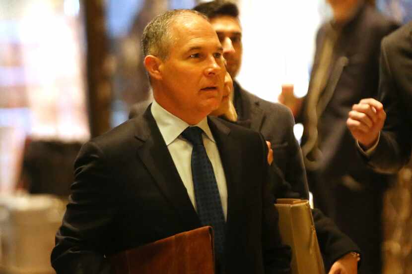 Scott Pruitt sale del Trump Tower en Nueva York. (AP)
