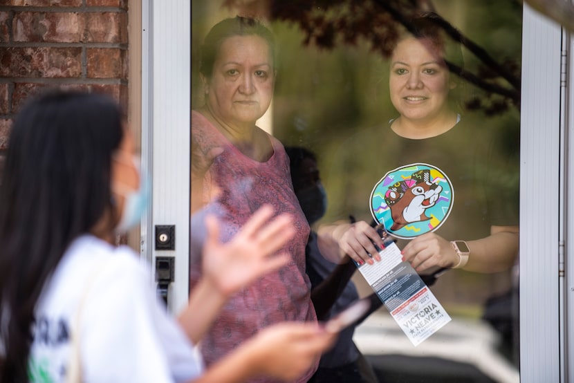 Yolanda González (izq.) y su hija Ivette durante una visita de campaña de Victoria Neave. La...