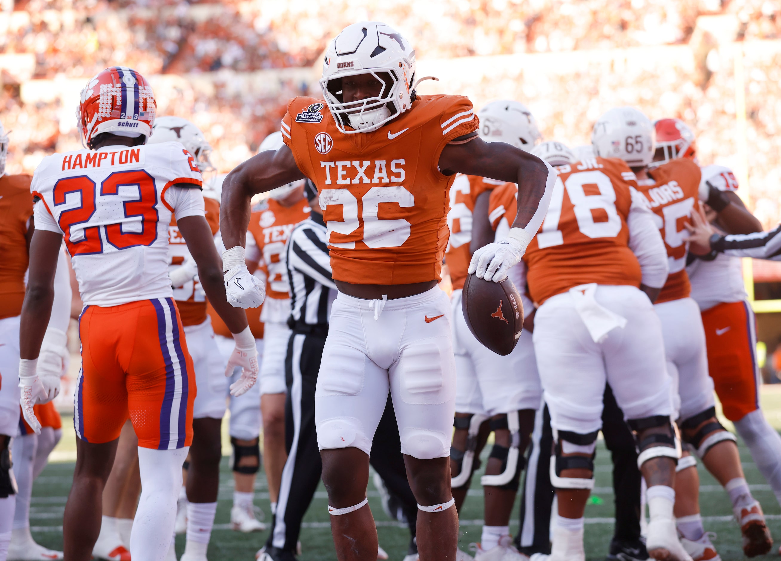 Texas Longhorns running back Quintrevion Wisner (26) celebrates his first quarter touchdown...