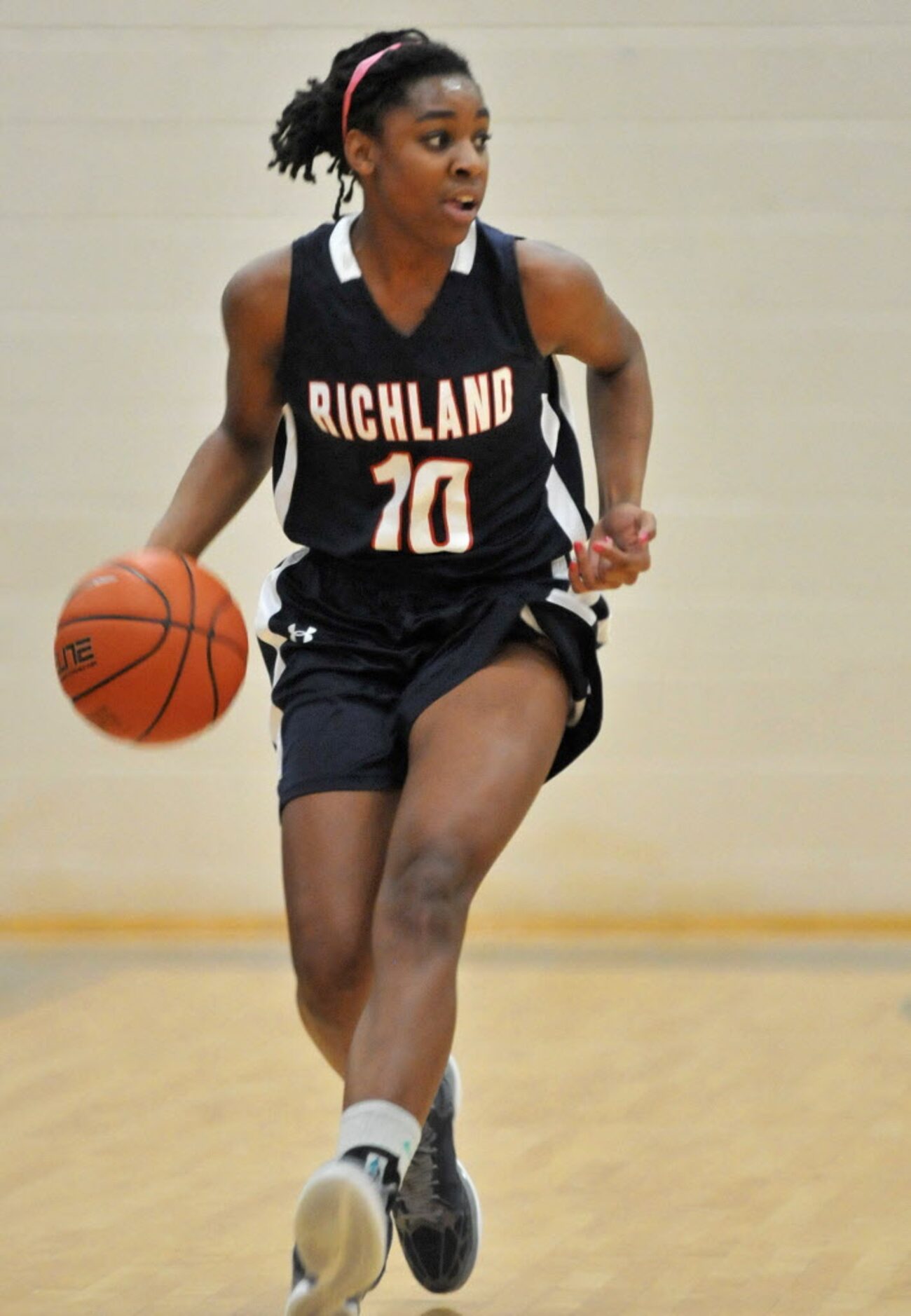 Richland senior Destiny Nunley (10) advances against Carroll during a high school basketball...