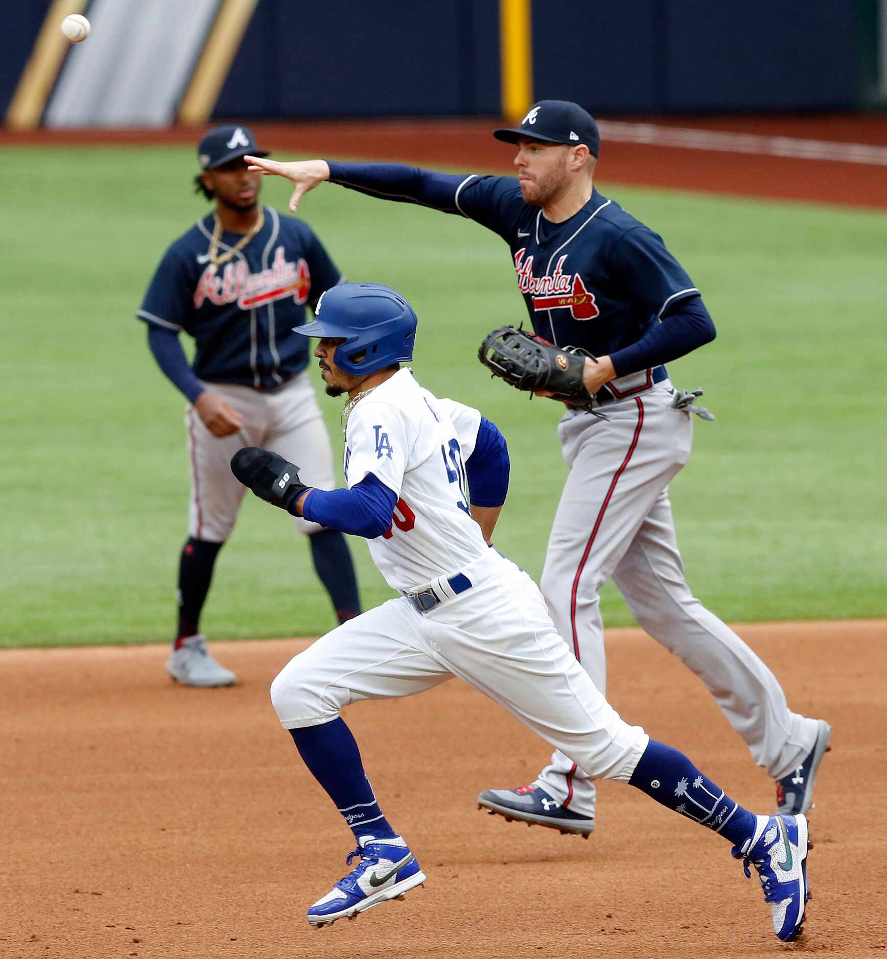 Atlanta Braves first baseman Freddie Freeman (5) throws out Los Angeles Dodgers Mookie Betts...