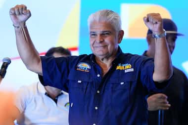 El candidato presidencial de Realizando Metas, José Raúl Mulino, celebra tras ganar las...