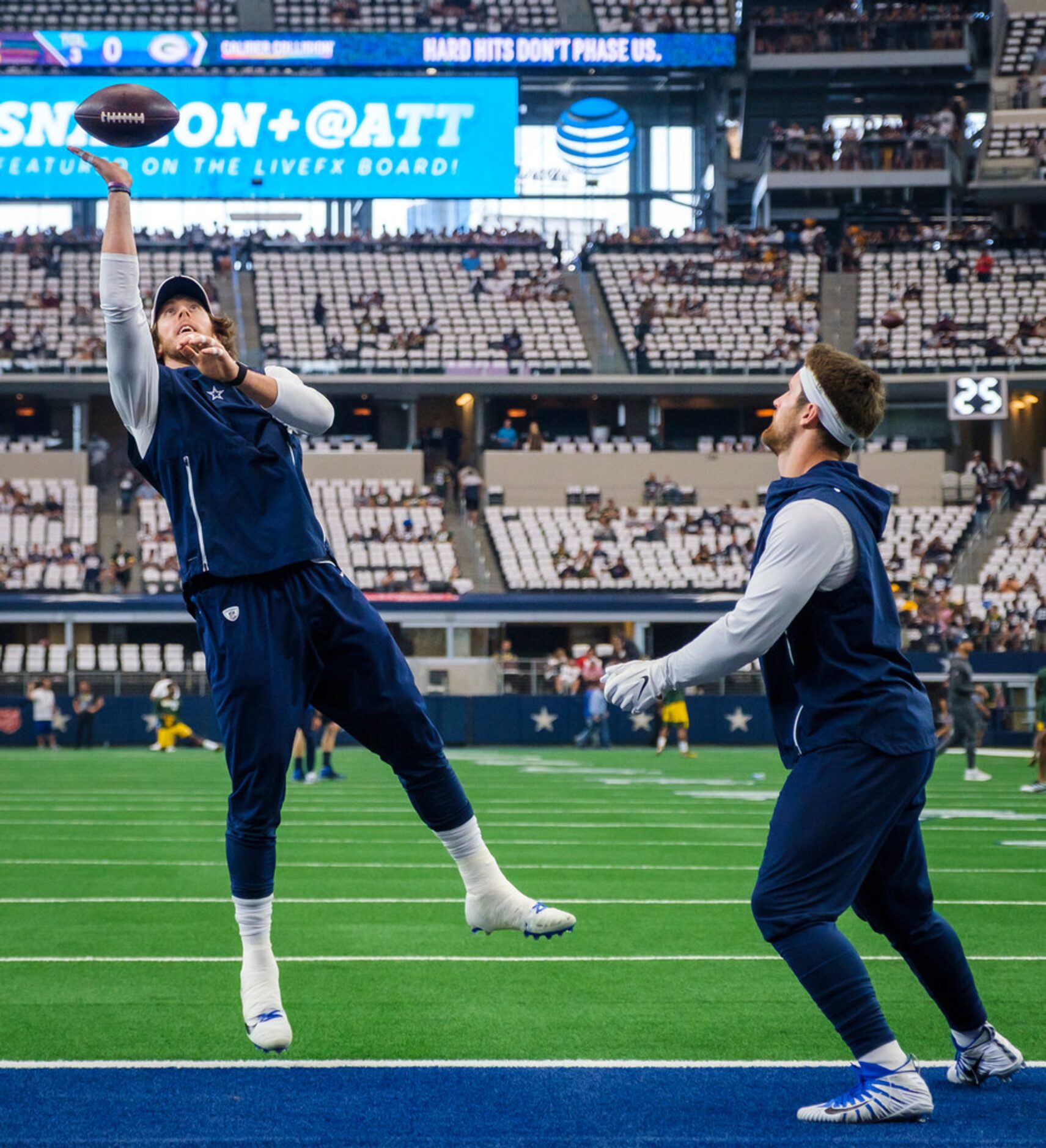 Dallas Cowboys tight ends Blake Jarwin (left) and Dalton Schultz warm up before an NFL...