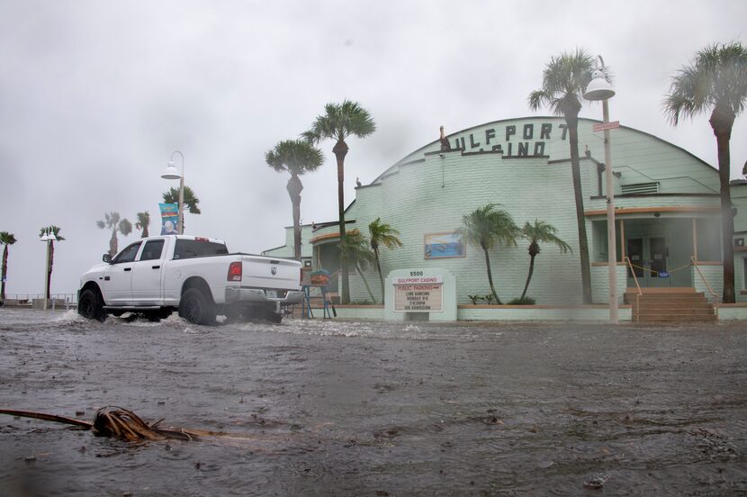 Una camioneta avanza en una calle inundada mientras el huracán Debby se acerca a Florida, el...