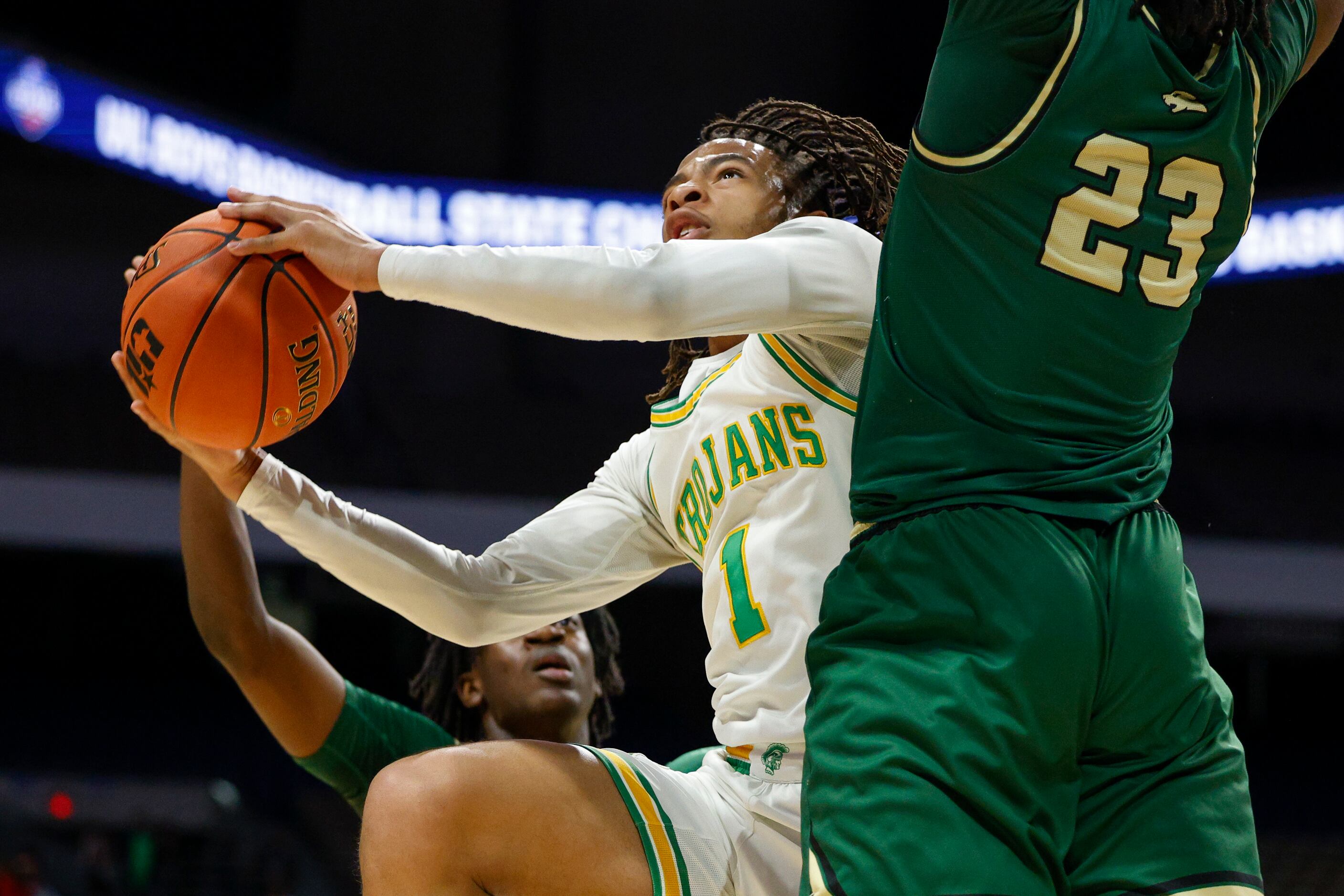 Madison guard Pierre Hunter (1) attempts a layup around San Antonio Cole center Kenny...