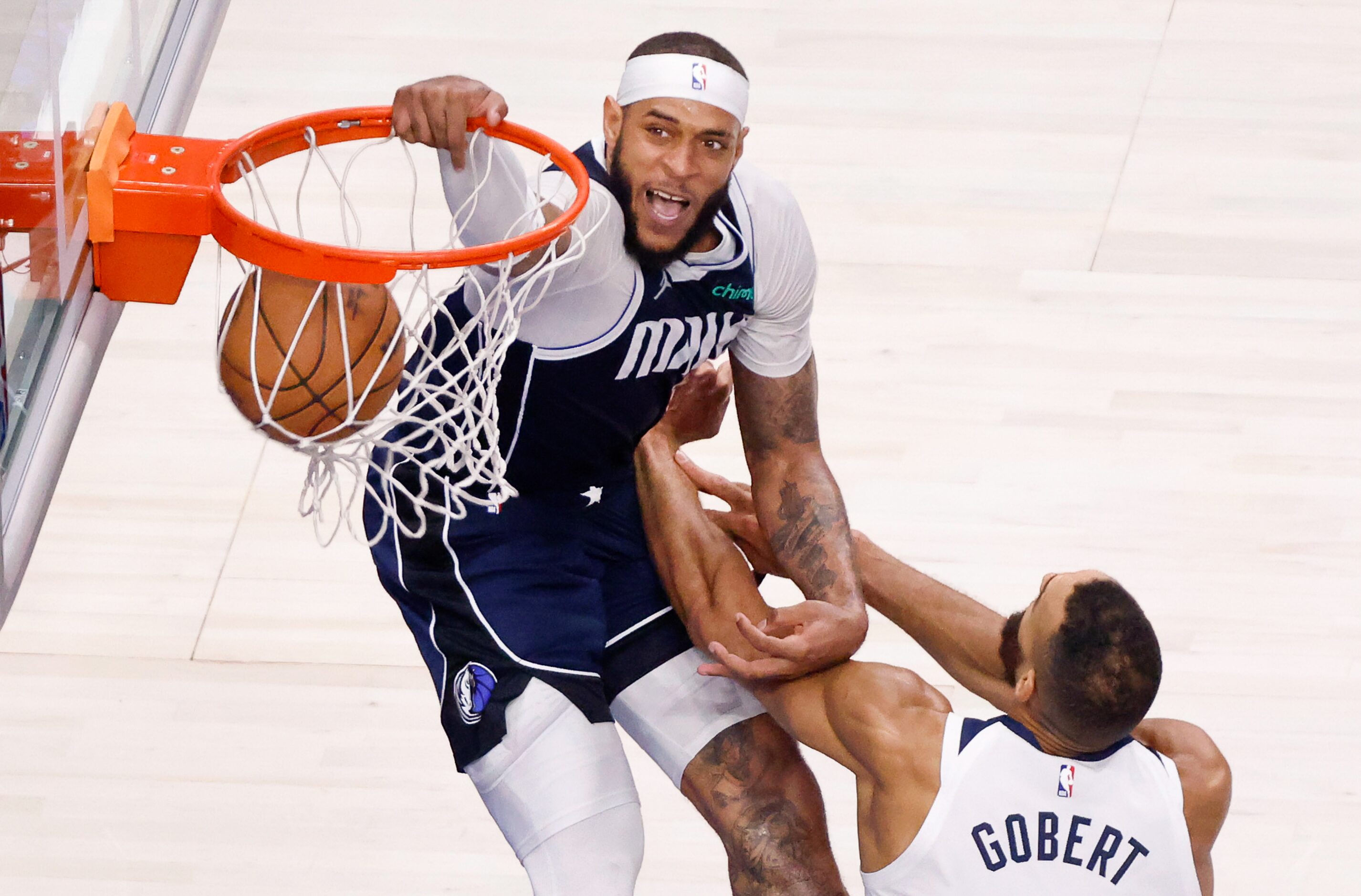 Dallas Mavericks center Daniel Gafford (21) dunks the ball over Minnesota Timberwolves...