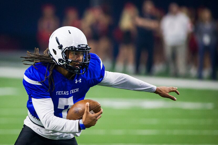 Texas Tech quarterback Jett Duffey (7) scrambles for yardage during the Red Raiders' spring...