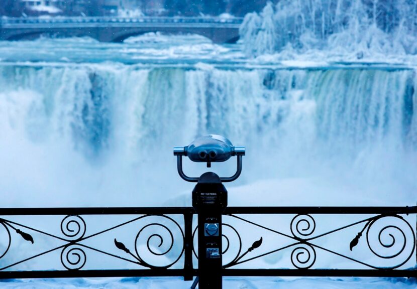 La base de las cataratas del Niágara se congelaron por el frío en el norte de Estados...