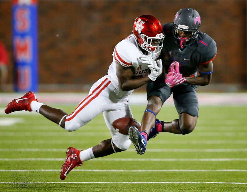 Houston Cougars cornerback Brandon Wilson (26) breaks up a pass intended for Southern...