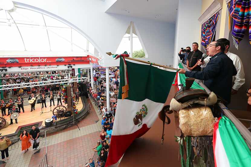 El cónsul de México en Dallas, Francisco de la Torre participó de los festejos de El Grito...